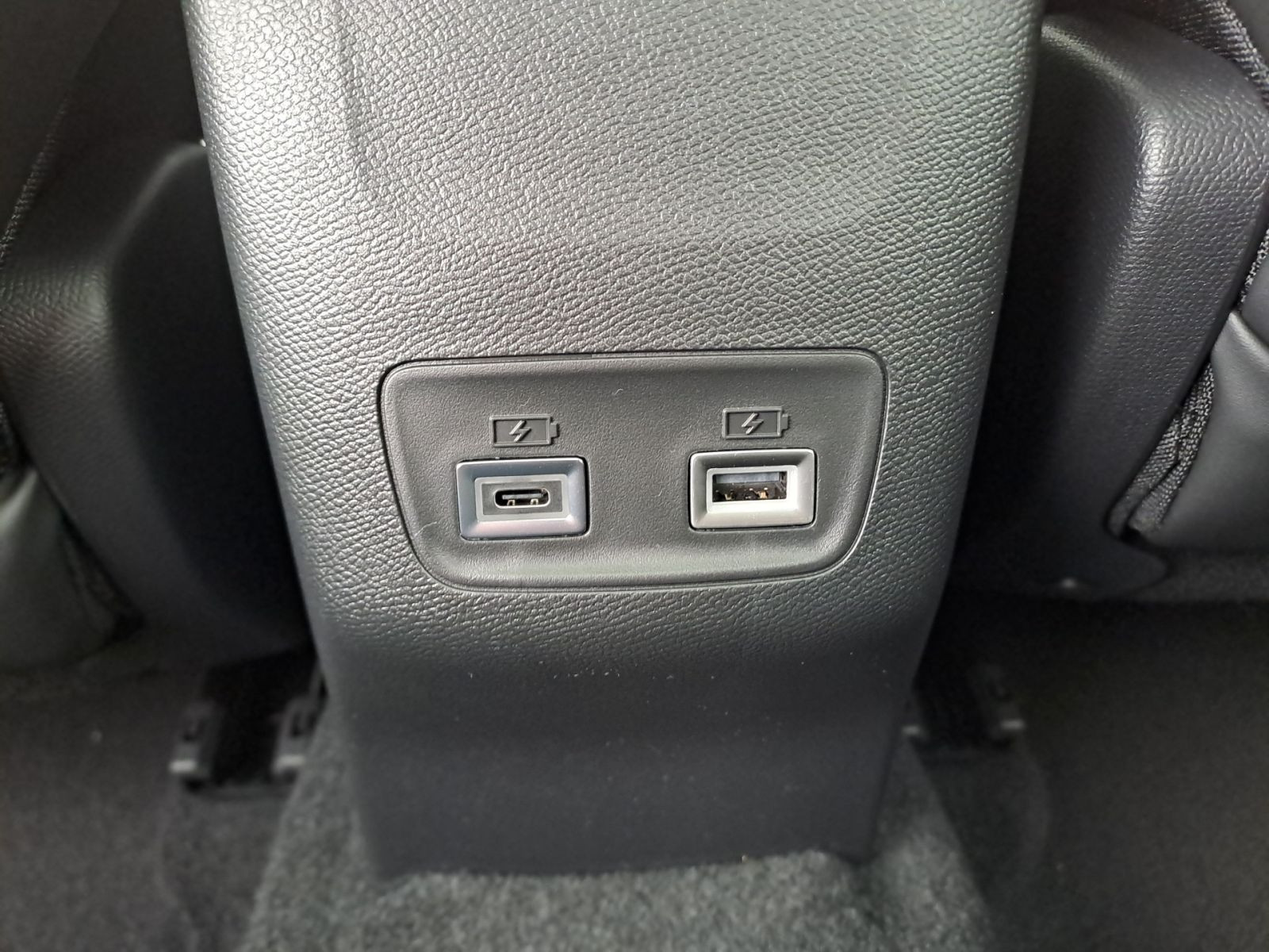 Peugeot 2008 GT HYBRID 145 e-DSC6 KAMERA SHZ NAVI