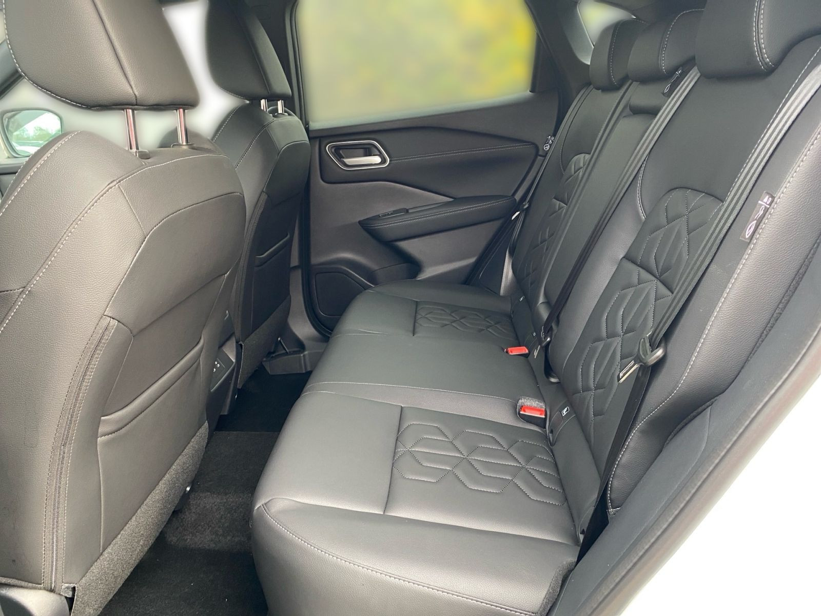 Nissan QASHQAI TEKNA AT MHEV 2 Farben