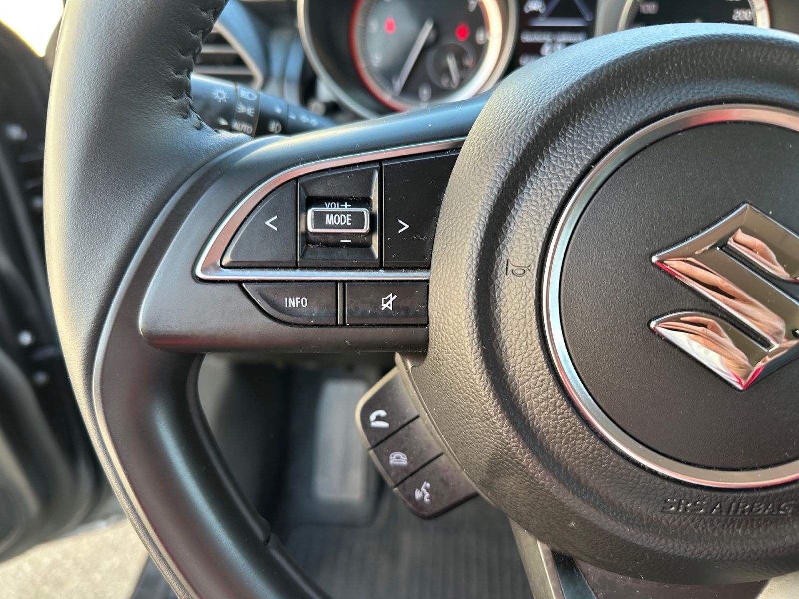 SUZUKI Swift Comfort 1.2 AT HYBRID - CAM SHZ APP`S