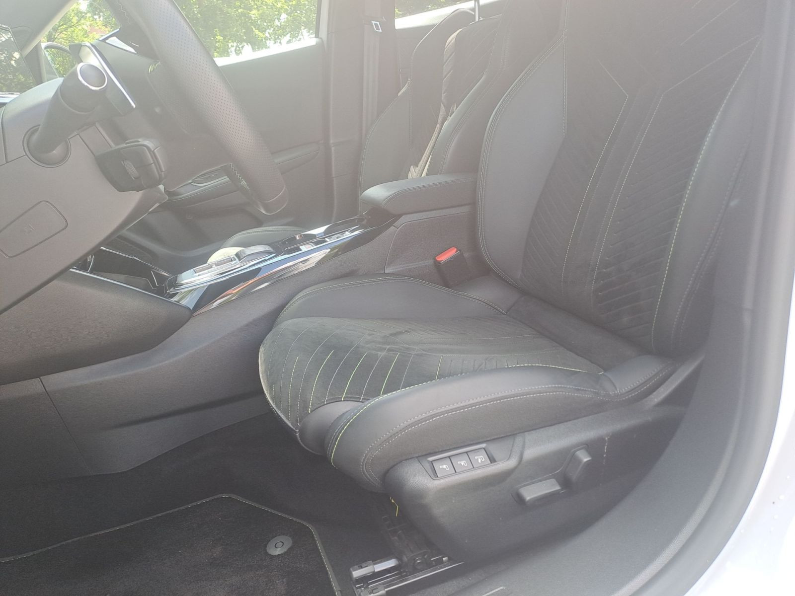 Peugeot 2008 1.2 GT AT Navi Leder Shz 1.Hand Allwetter