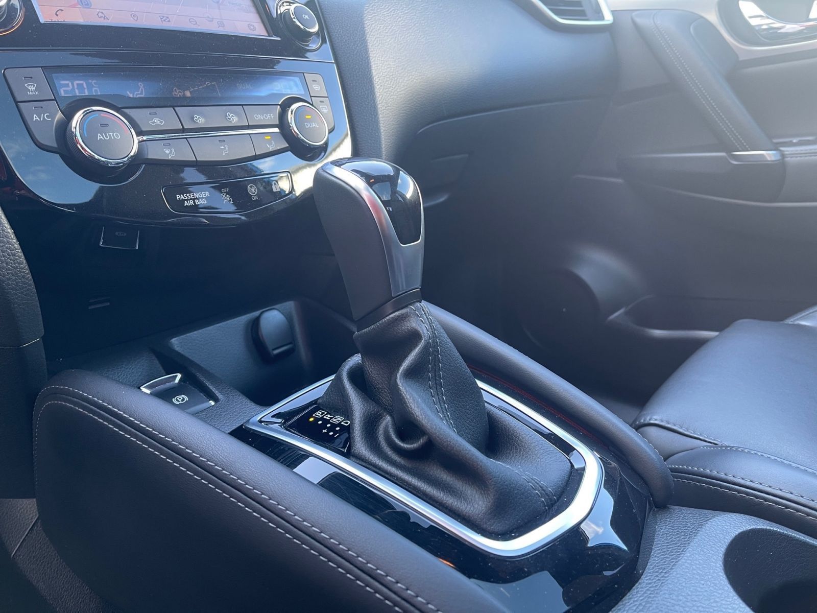 NISSAN Qashqai 1.3 TEKNA Autom.*Navi*Winterpaket*Pano