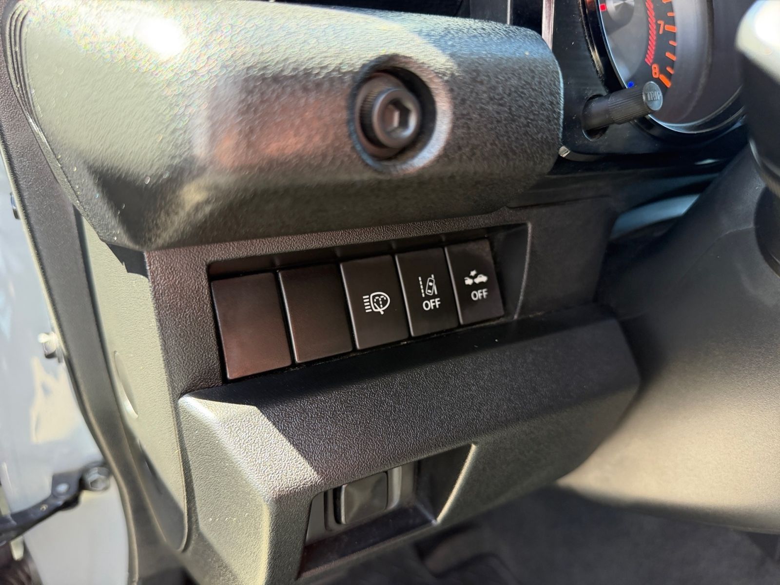 SUZUKI Jimny 1.5 3D M/T Comfort+ 4-Sitzer*Navi*CAM*LED