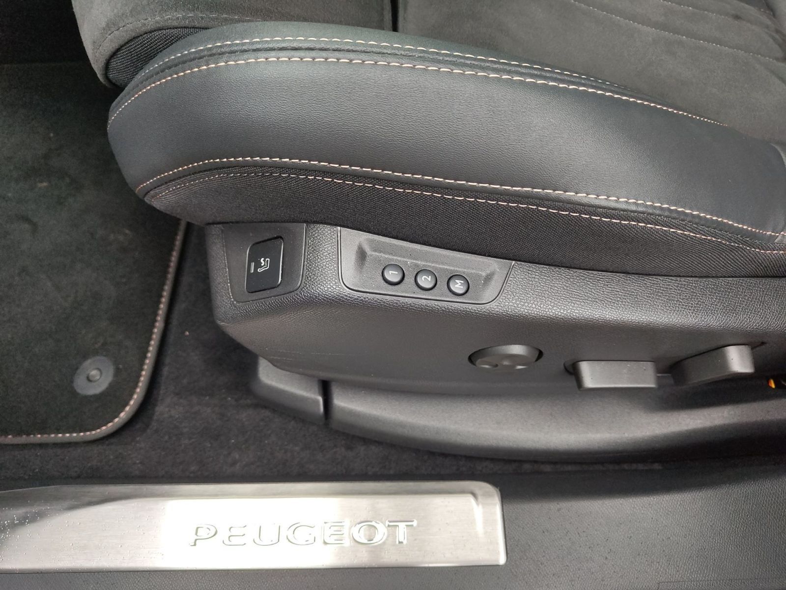 PEUGEOT 3008 GT Hybrid4 300 e-EAT8 *SHZ*Kamera*Panorama*