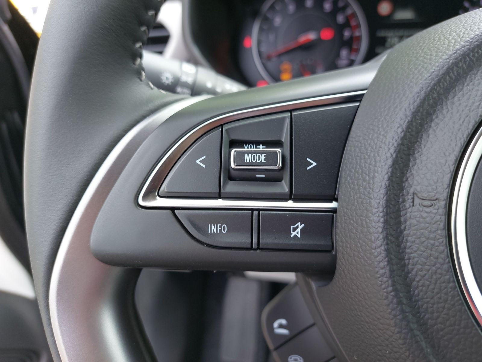 Suzuki SWIFT COMFORT 1.2 AT HYBRID CAM NAVI SHZ