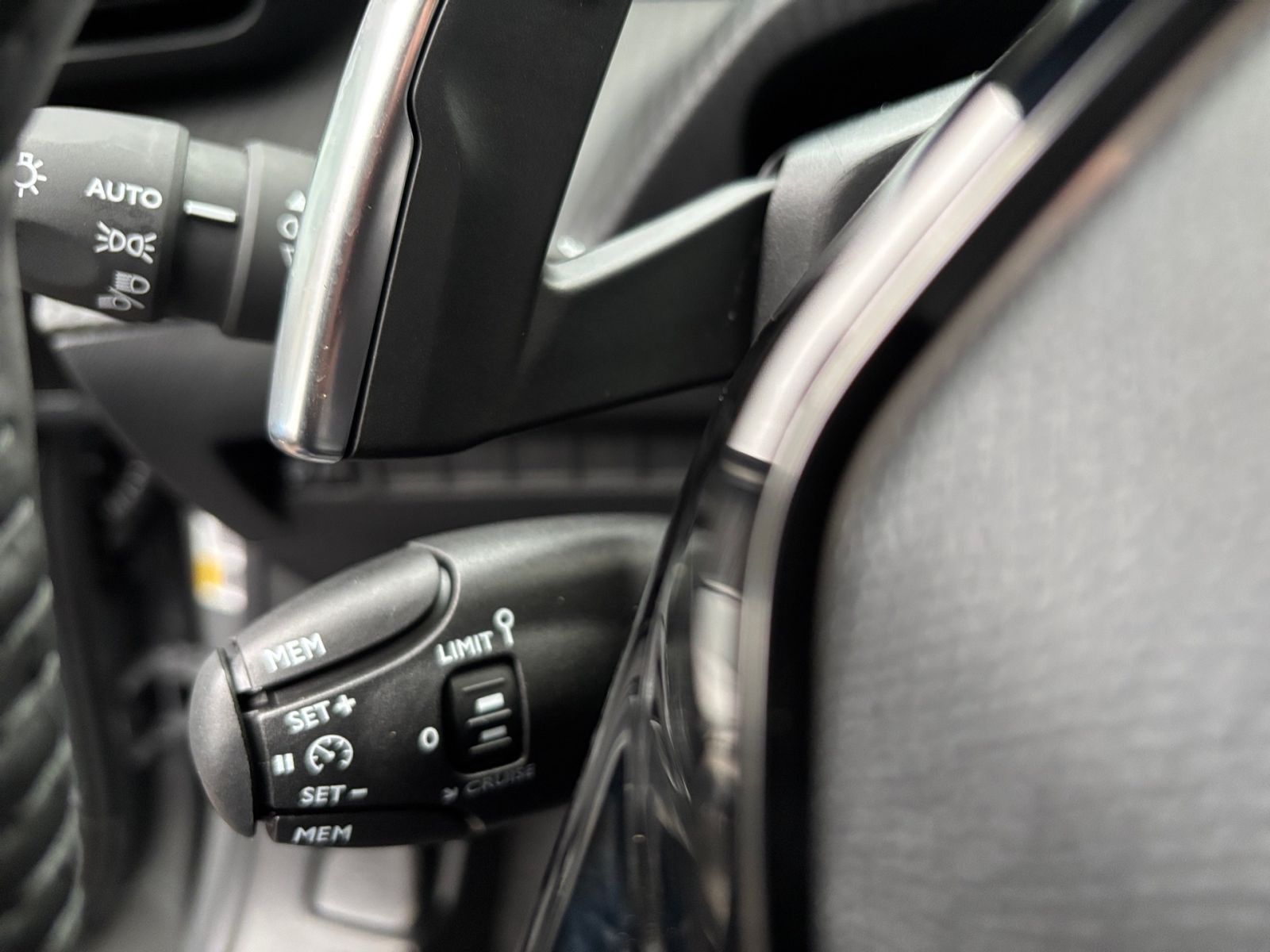 PEUGEOT 2008 Active Hybrid 145 e-DSC6 *Kamera*SHZ*LED*