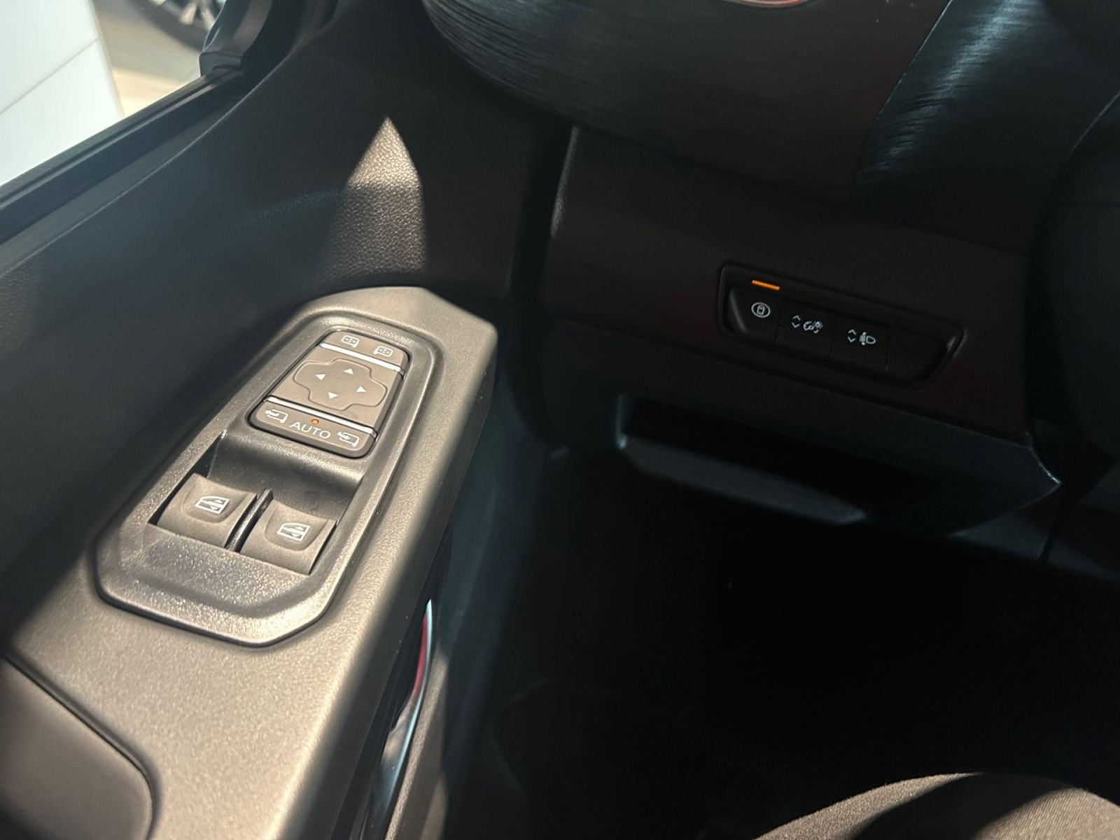 Nissan Primastar Kombi9 L1H1 2,8t CarPlay*Navi*PDC*CAM