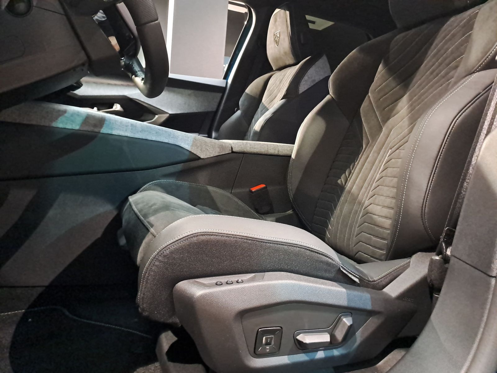 PEUGEOT 3008 GT HYBRID 145 e-DSC6 KAMERA SHZ NAVI LED
