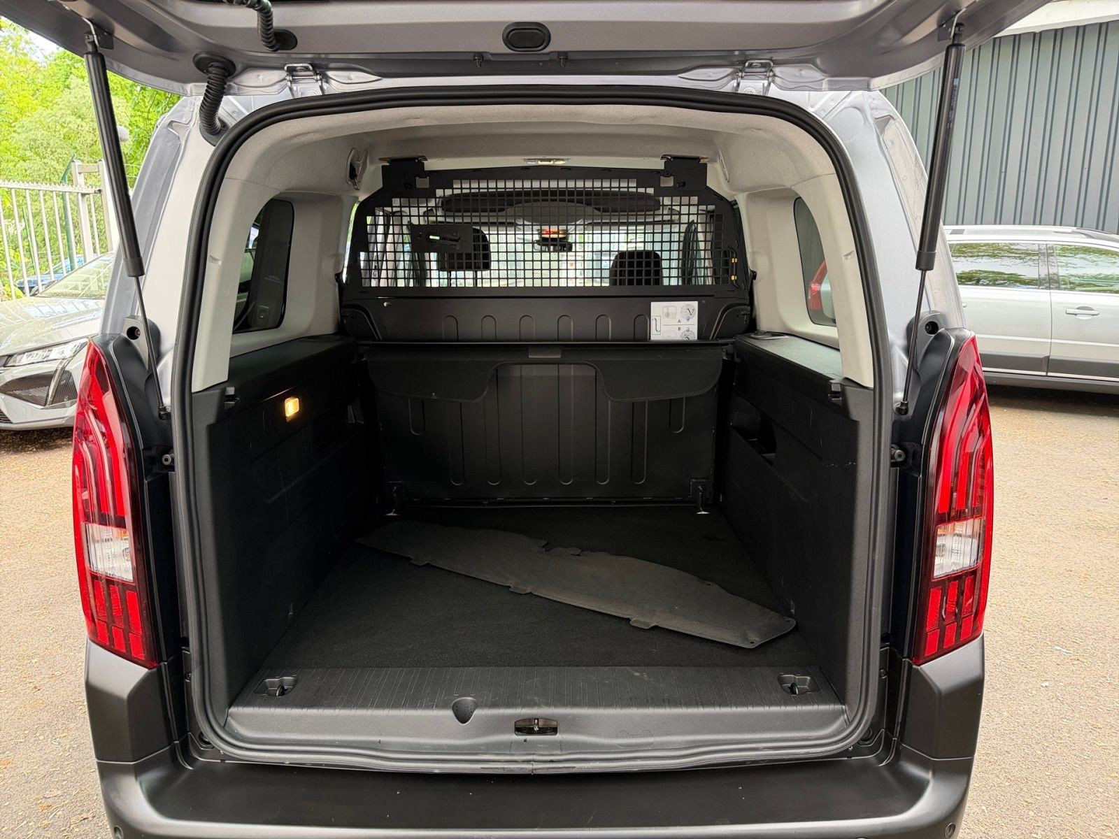 Peugeot Rifter L2 Allure BlueHDi130 EAT8 GRA*RadioCD*PDC