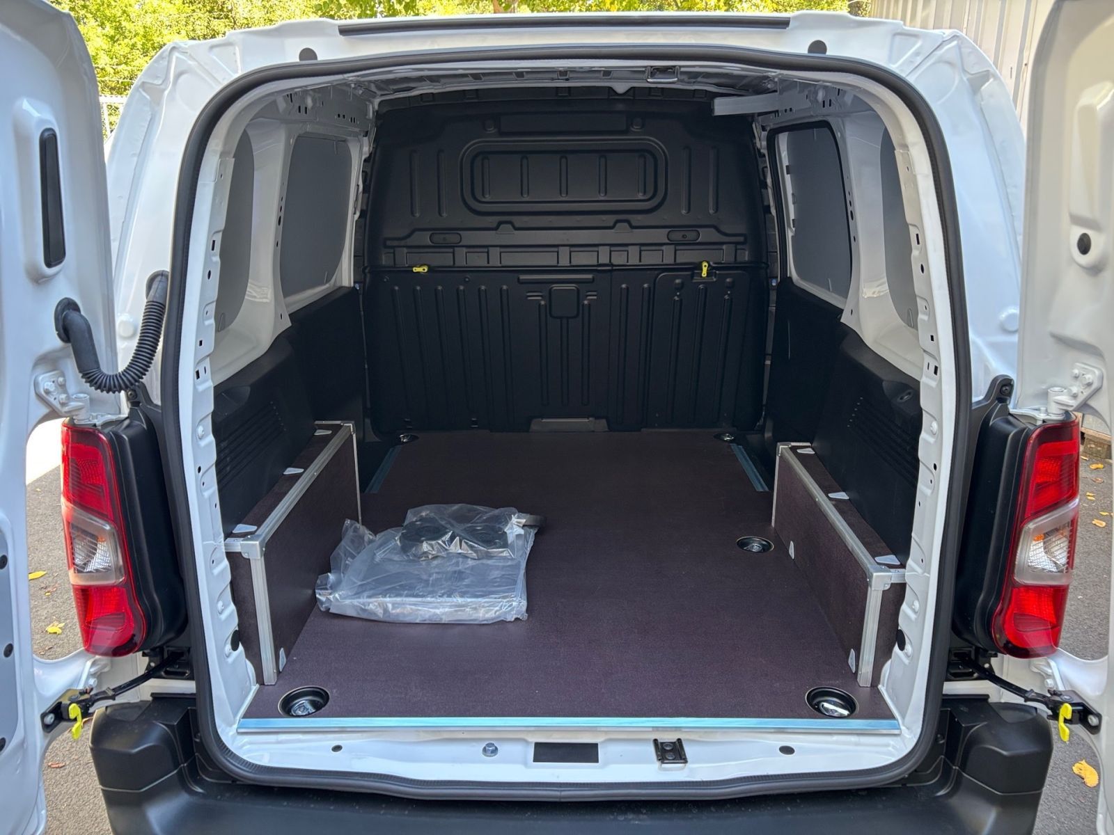 PEUGEOT Partner L1+ 130 BlueHDi *LED*Boden*3Sitzer*