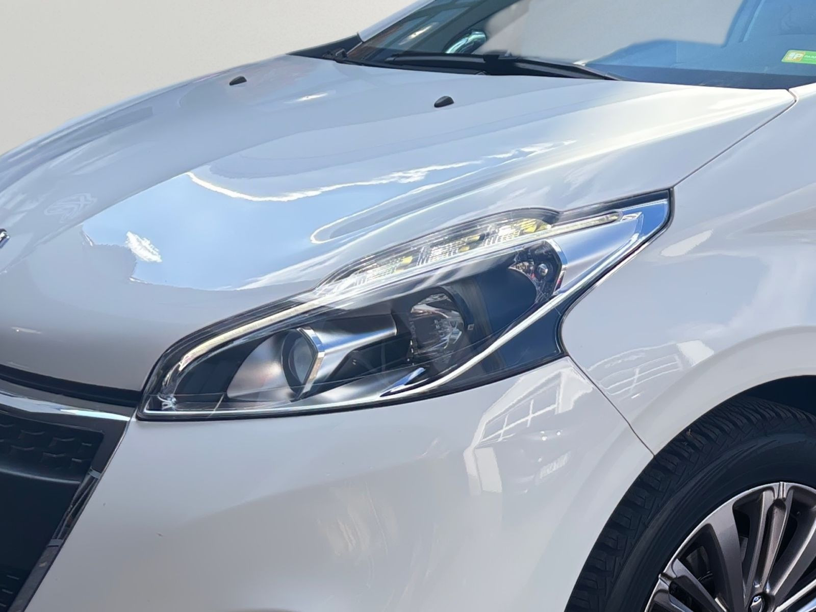 Peugeot 208 Allure AT CarPlay SITZHEIZUNG ALLWETTER LED