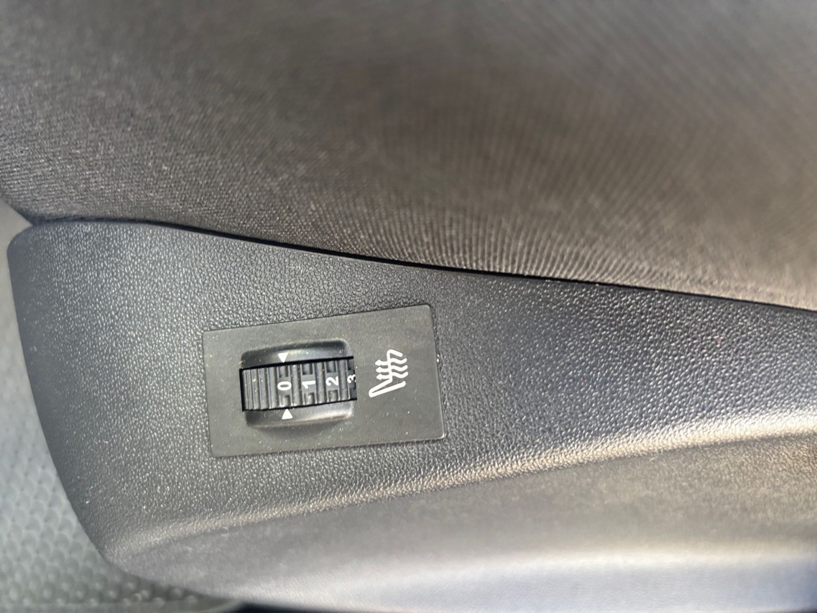 Peugeot 208 Allure AT CarPlay SITZHEIZUNG ALLWETTER LED