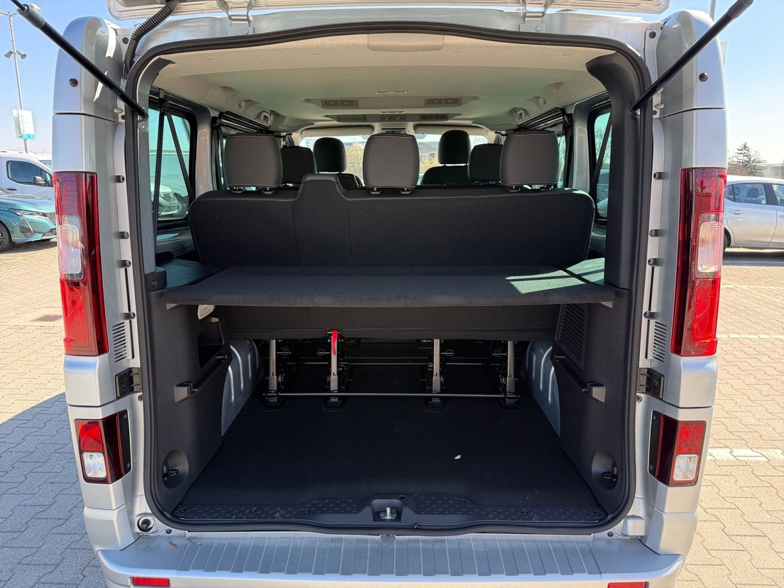 Nissan Primastar Kombi 9 L1H1 2,8T CAM*Navi*PDC*CarPlay