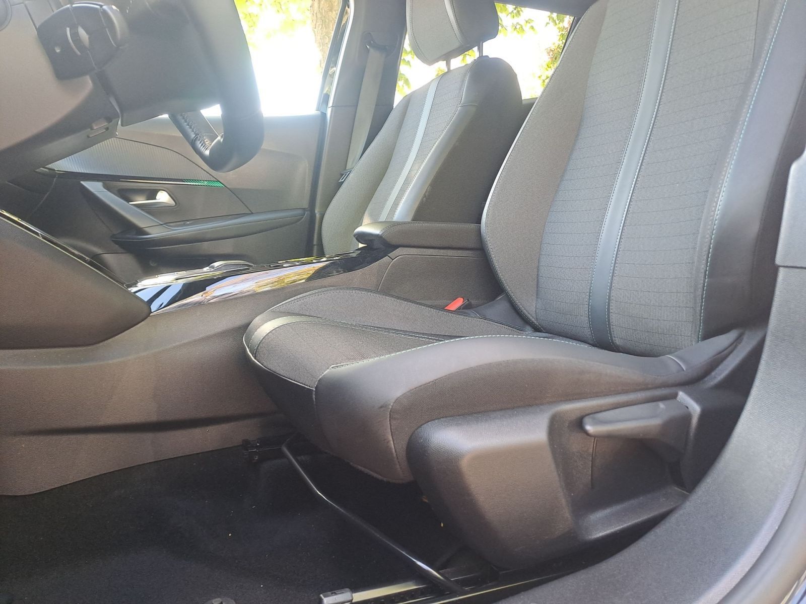 PEUGEOT 2008 1.2 Allure 130 EAT CAM*DAB+*LED