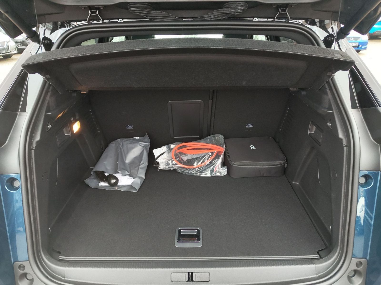 PEUGEOT 3008 GT Hybrid4 300 e-EAT8 *SHZ*Kamera*Panorama*