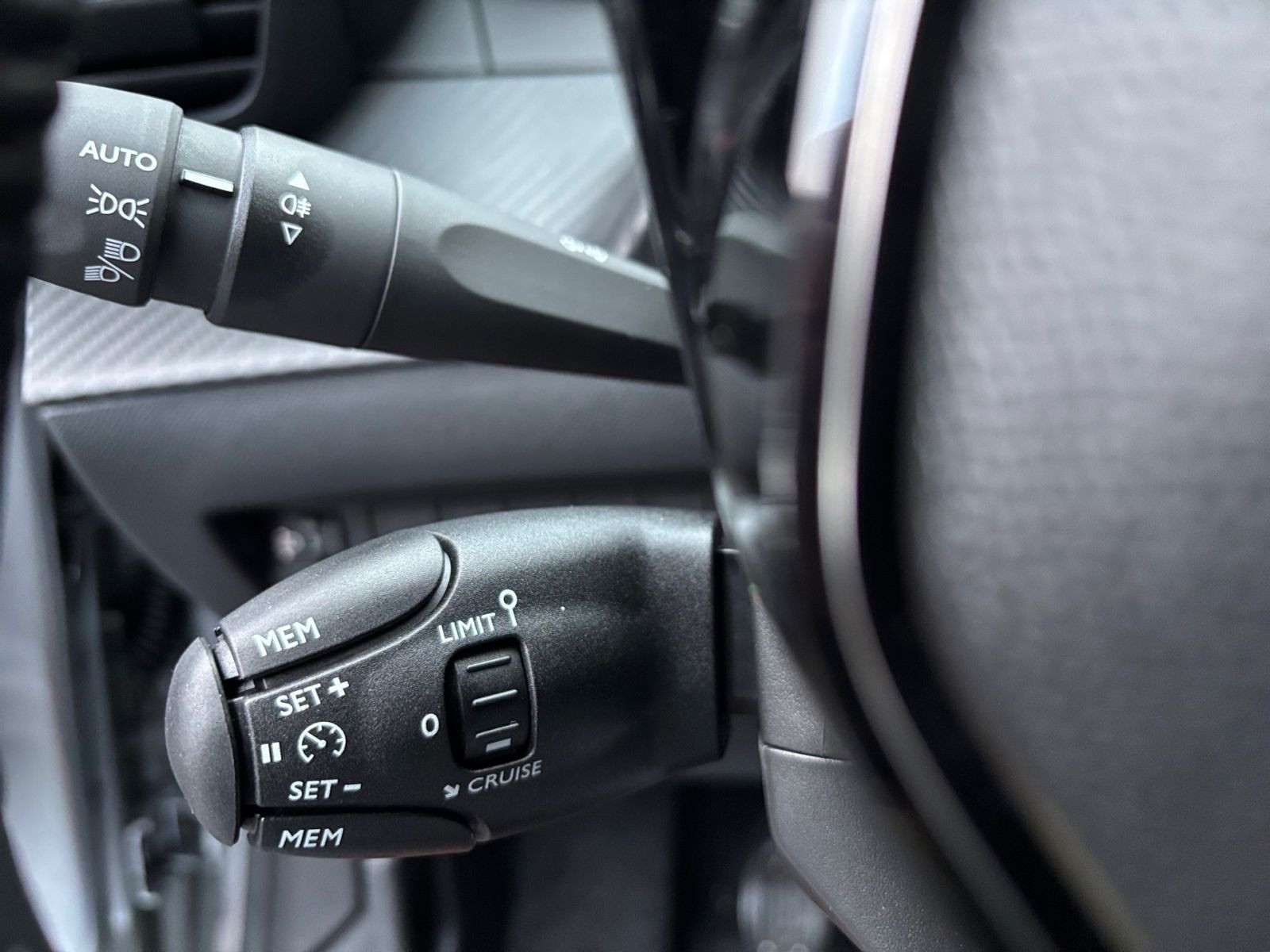 Peugeot 208 Style 75 1.2 PureTech *SHZ*CarPlay*Allwetter