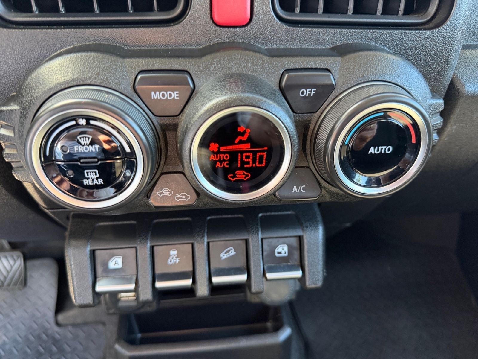 SUZUKI Jimny 1.5 3D M/T Comfort+ 4-Sitzer*Navi*CAM*LED