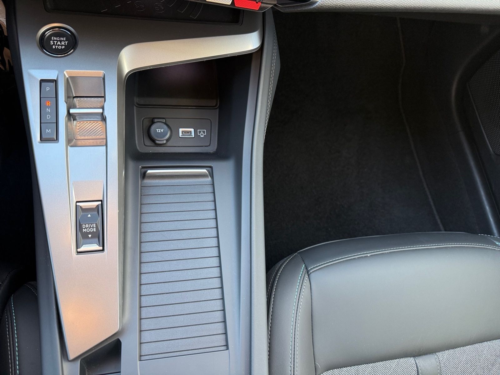 PEUGEOT 408 Allure Pack 130 EAT8 *SHZ*Kamera*