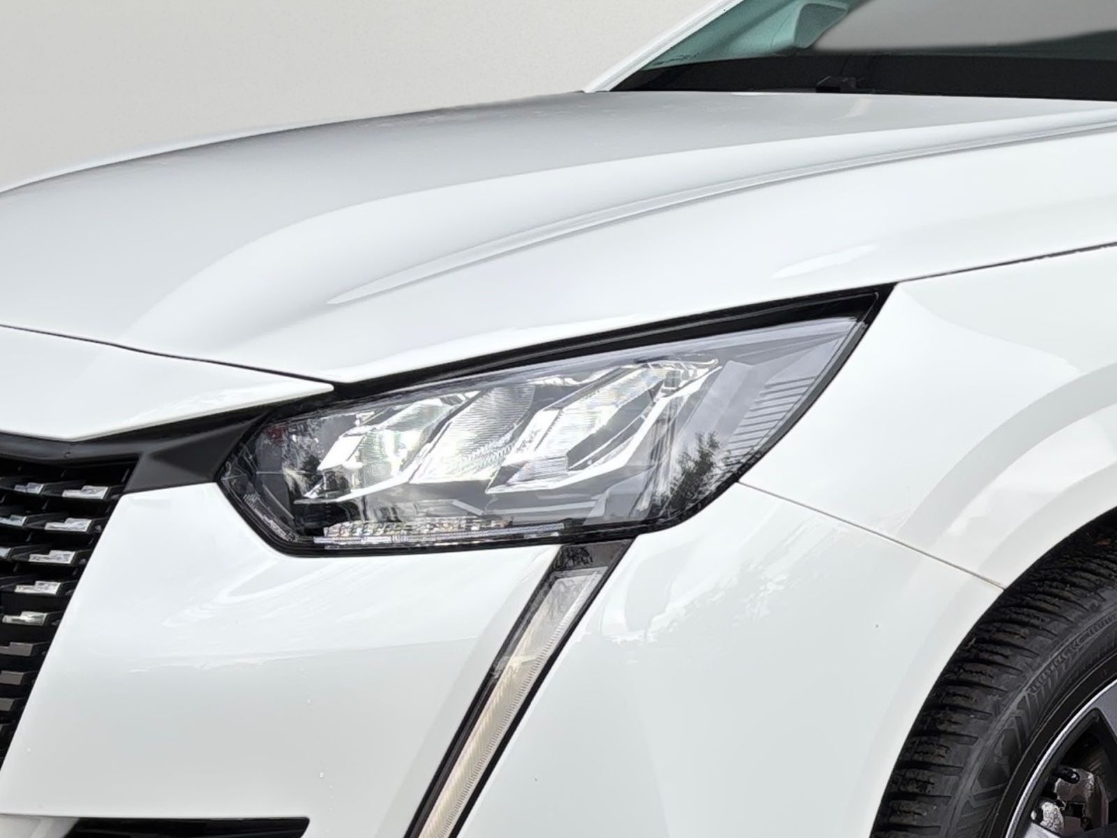 PEUGEOT 208 ACTIVE PACK 100 EAT8 NAVI SHZ PDC