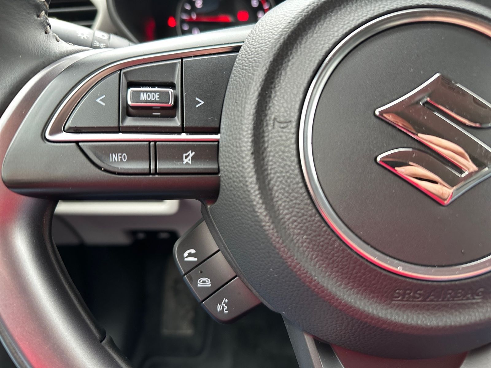 Suzuki SWIFT COMFORT+ HYBRID 1.2 MT CAM NAVI SHZ