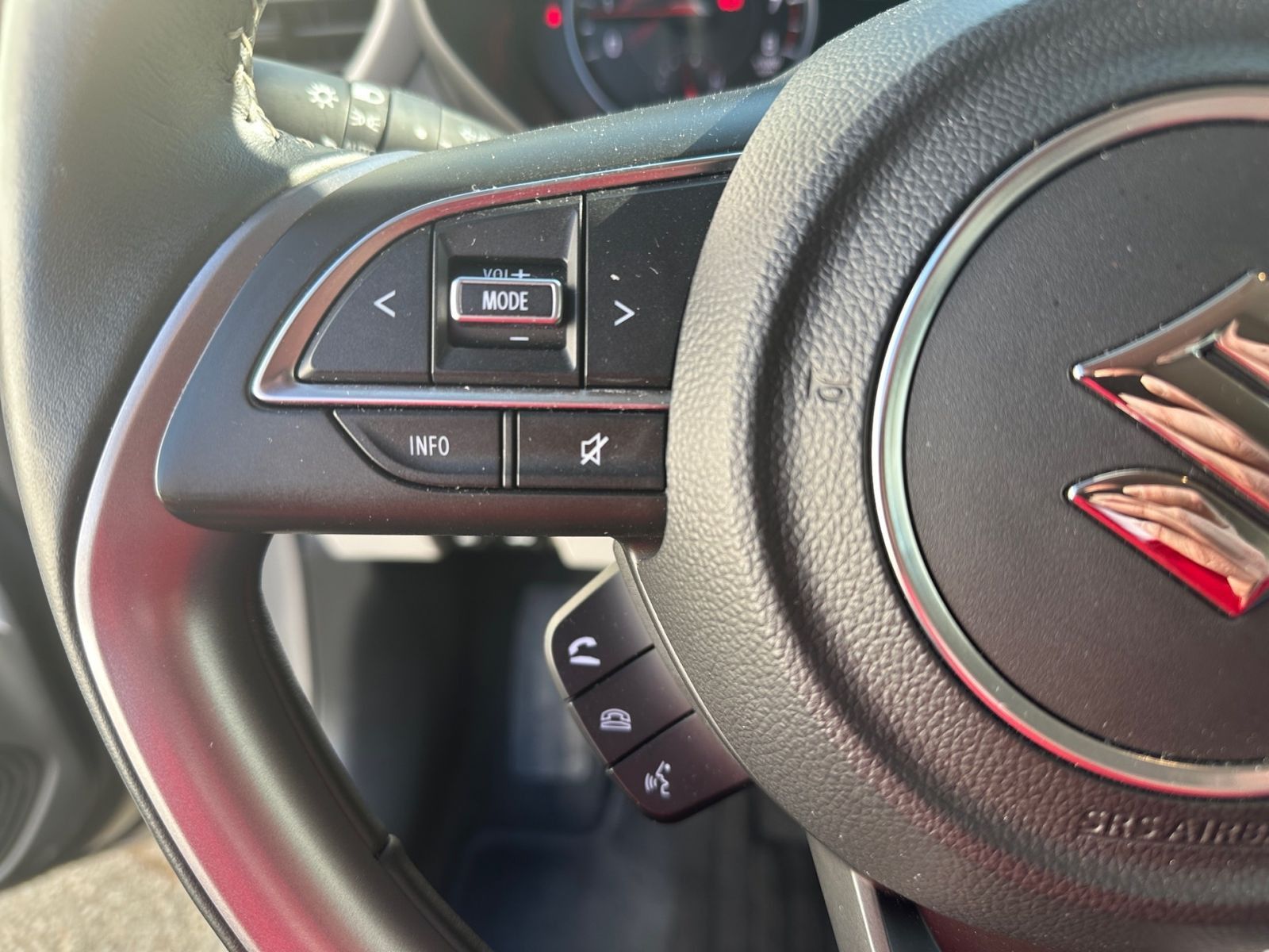 SUZUKI Swift Comfort Hybrid 1.2 MT - LED NAVI CAM SHZ