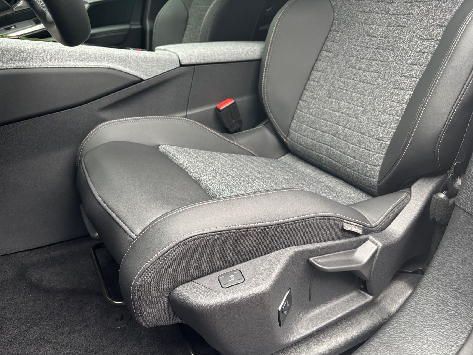 PEUGEOT 3008 Allure Plug-In Hybrid 195 e-DSC7 *Kamera*SH