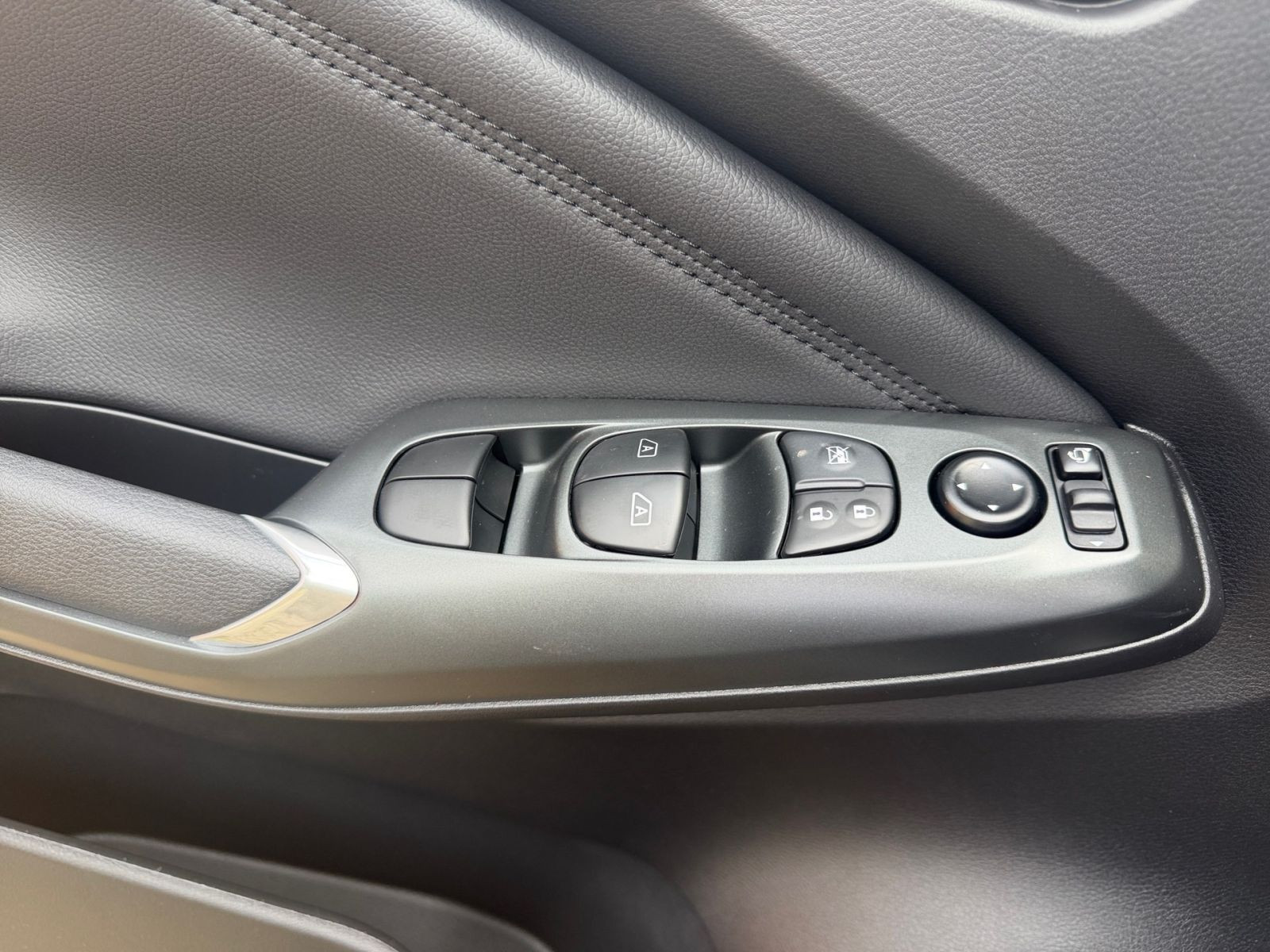 Nissan JUKE N-Connecta 1.0 MT -  LHZ SHZ PDC LED In-Car WIFI