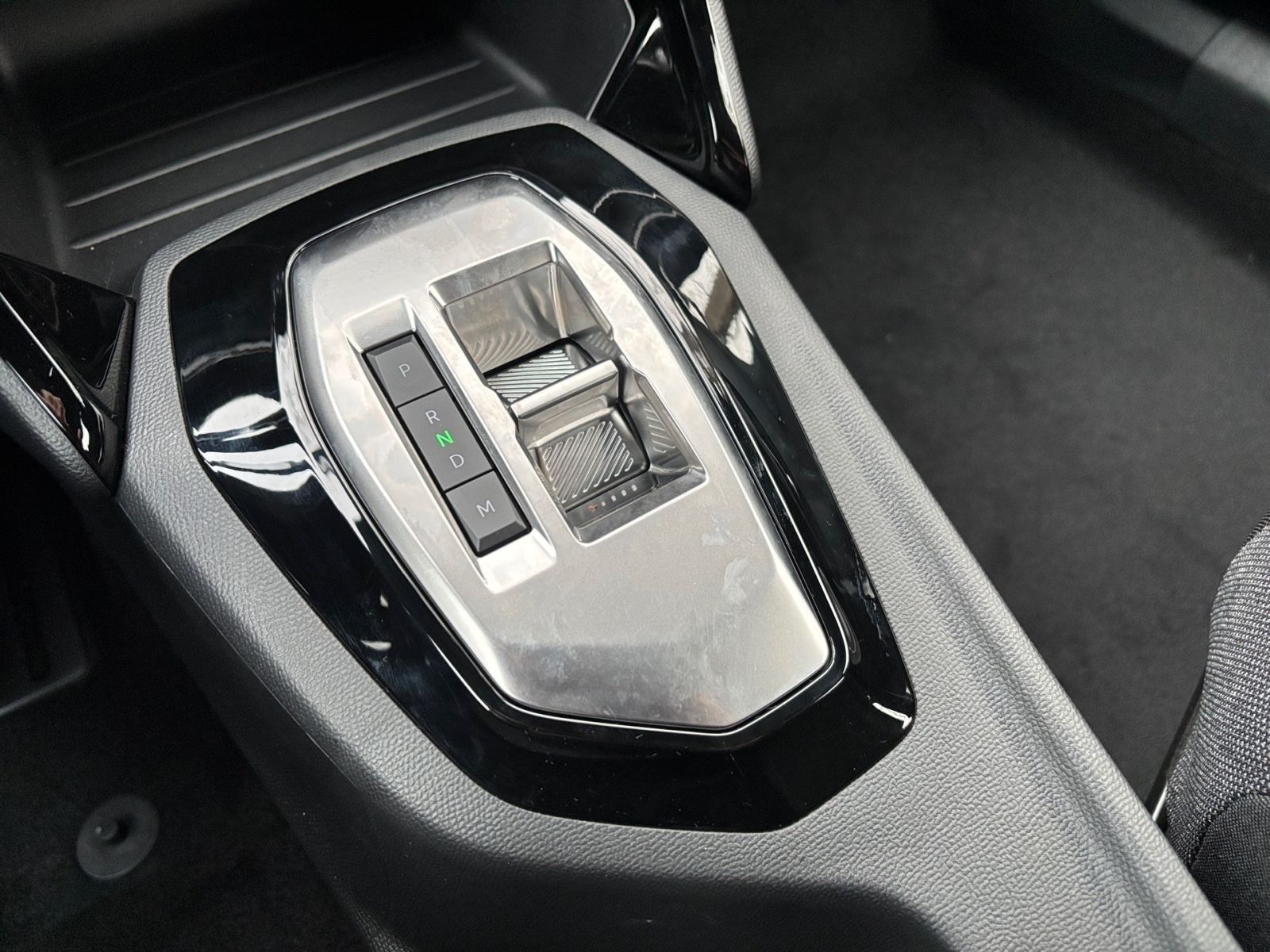 PEUGEOT 2008 Active Hybrid 145 e-DSC6 *Kamera*SHZ*LED*