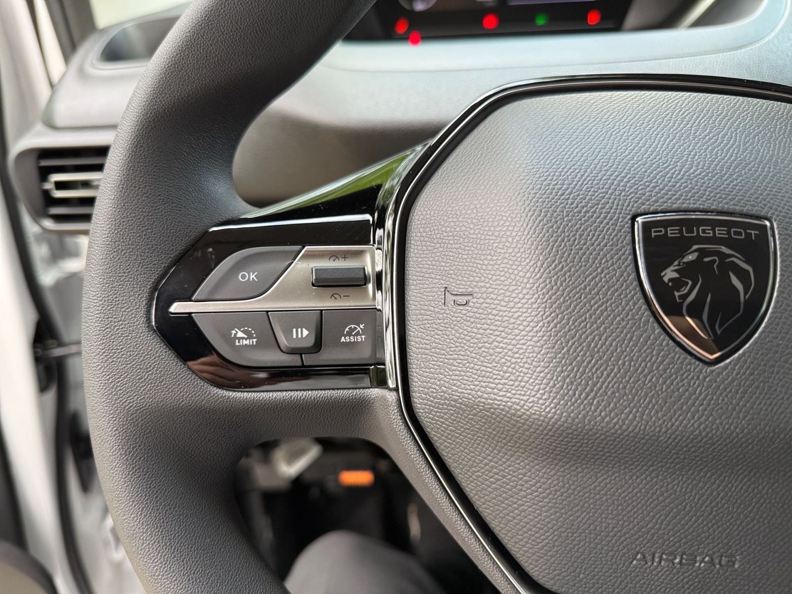 PEUGEOT Partner L2 100 BlueHDi *CarPlay*Holzboden*LED*