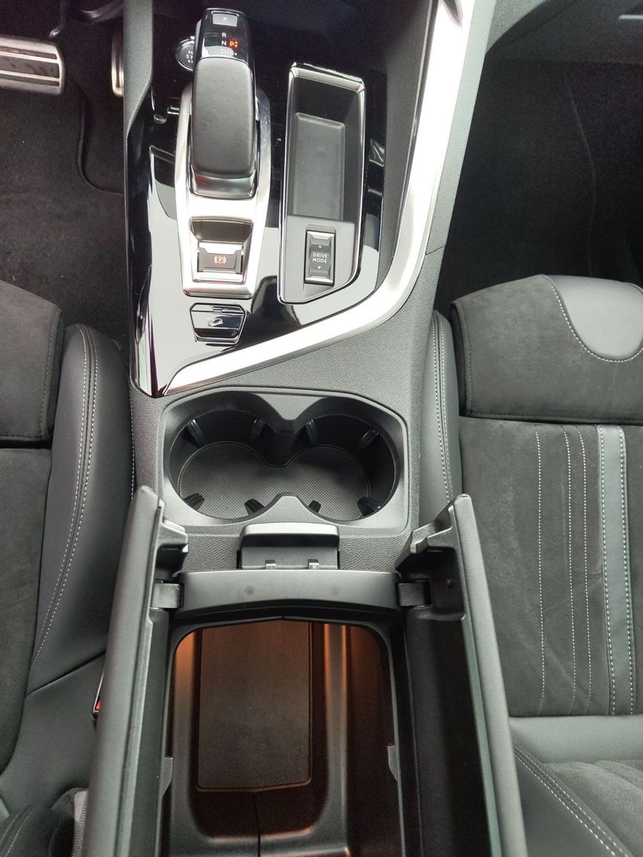PEUGEOT 3008 GT Hybrid4 300 e-EAT8 *SHZ*Kamera*Panorama*