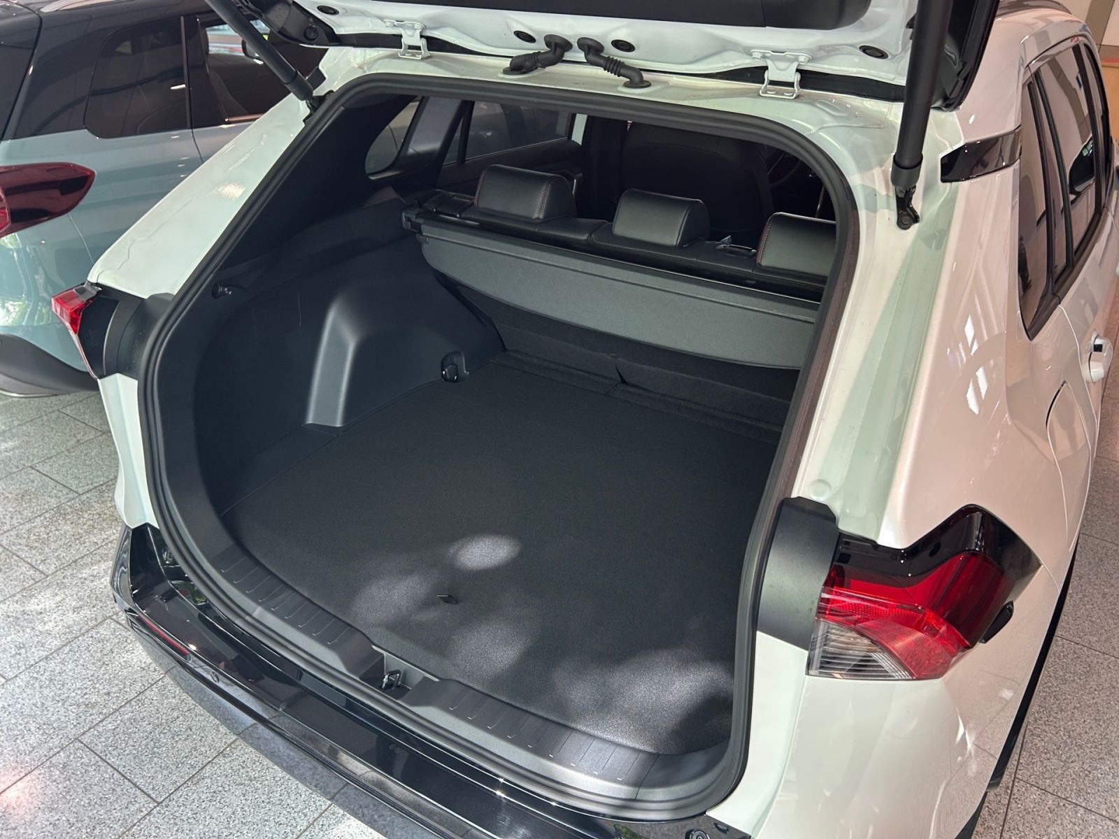 SUZUKI ACROSS PLUG IN COMFORT+AT+ACC+CARPLAY+LED+KAMERA