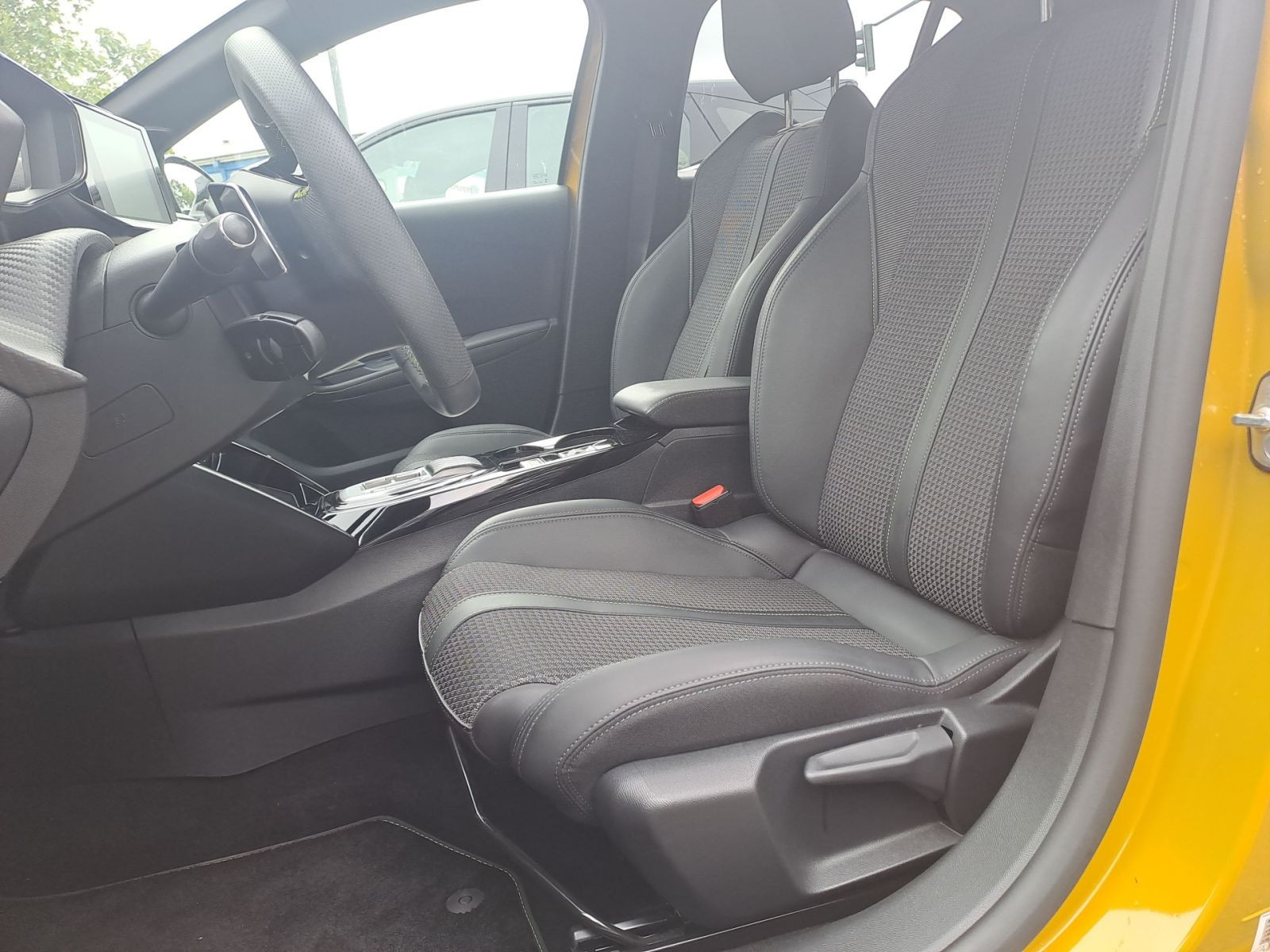 Peugeot 208  1.2 GT PureTech 100 EAT8 Navi*CAM*PDC*GRA