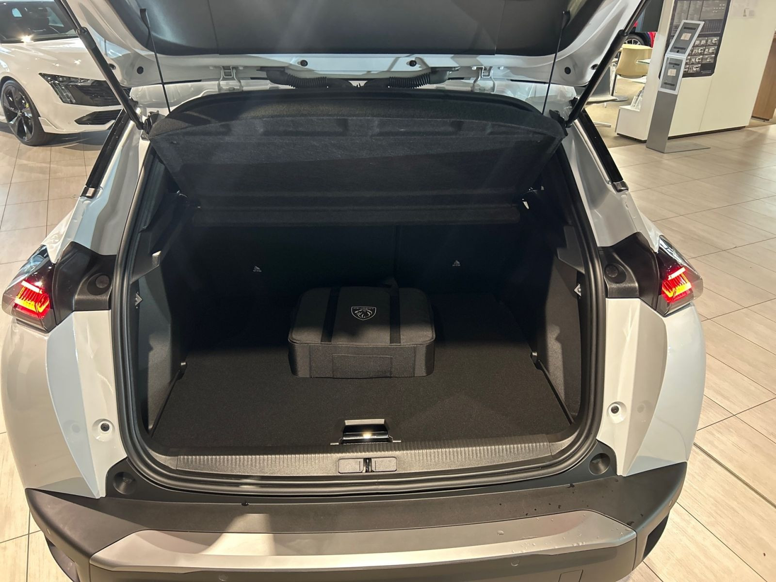 Peugeot 2008 E Allure Elektro 54 kWh 156 *Kamera*SHZ*