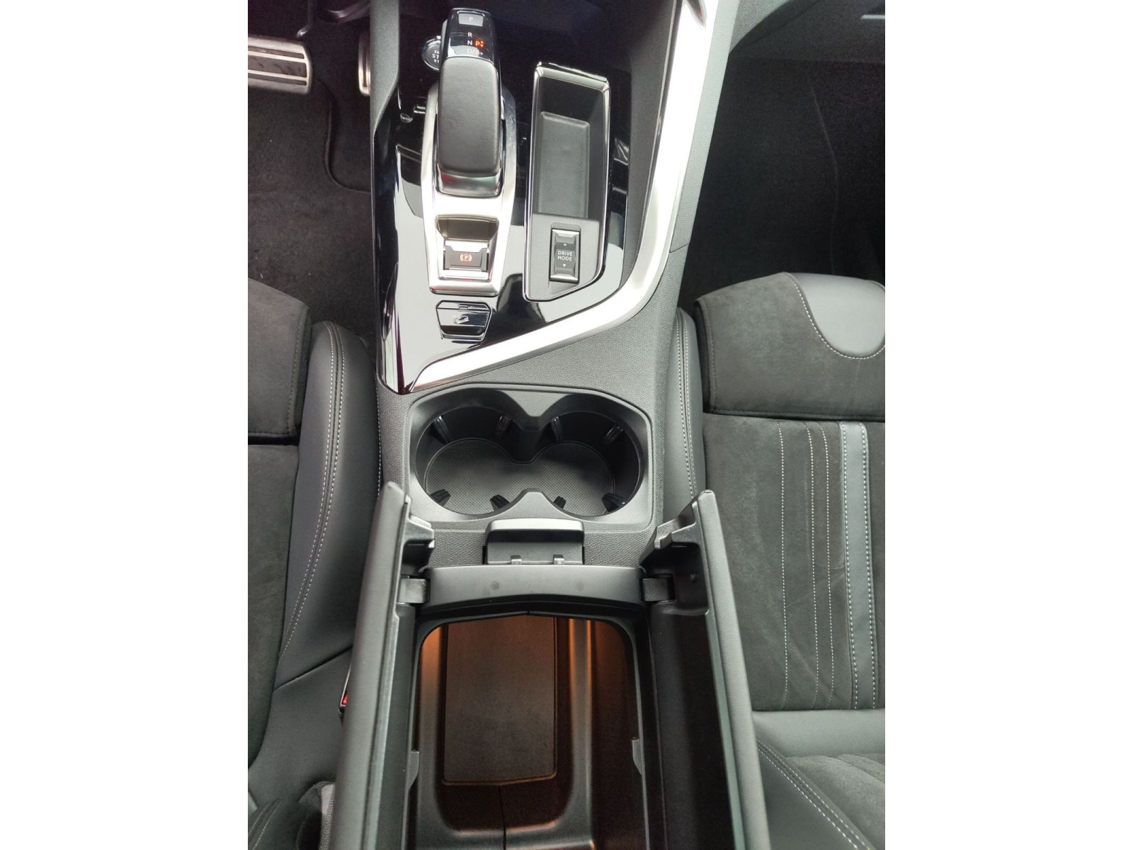 Peugeot 3008 GT Hybrid4 300 e-EAT8 *SHZ*Kamera*Panorama*