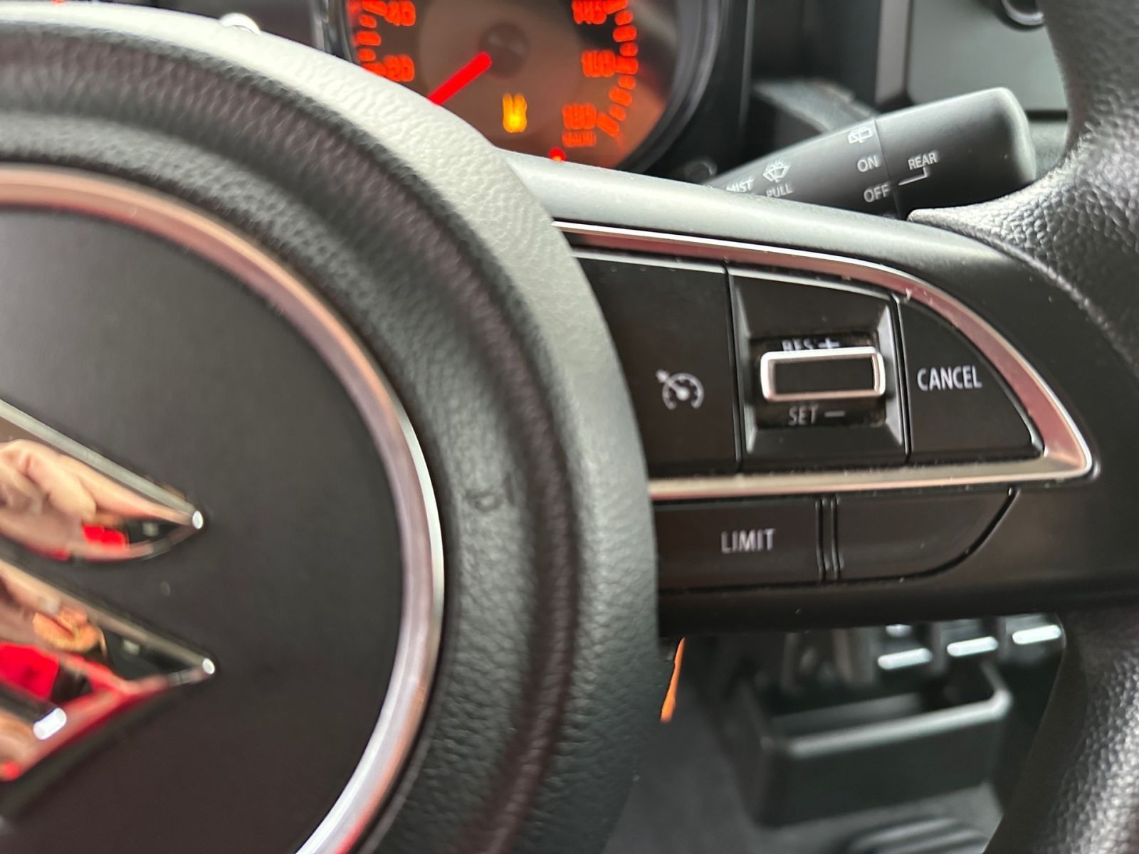 SUZUKI JIMNY COMFORT 1.5 4x4 AHK SHZ RADIO/CD LED