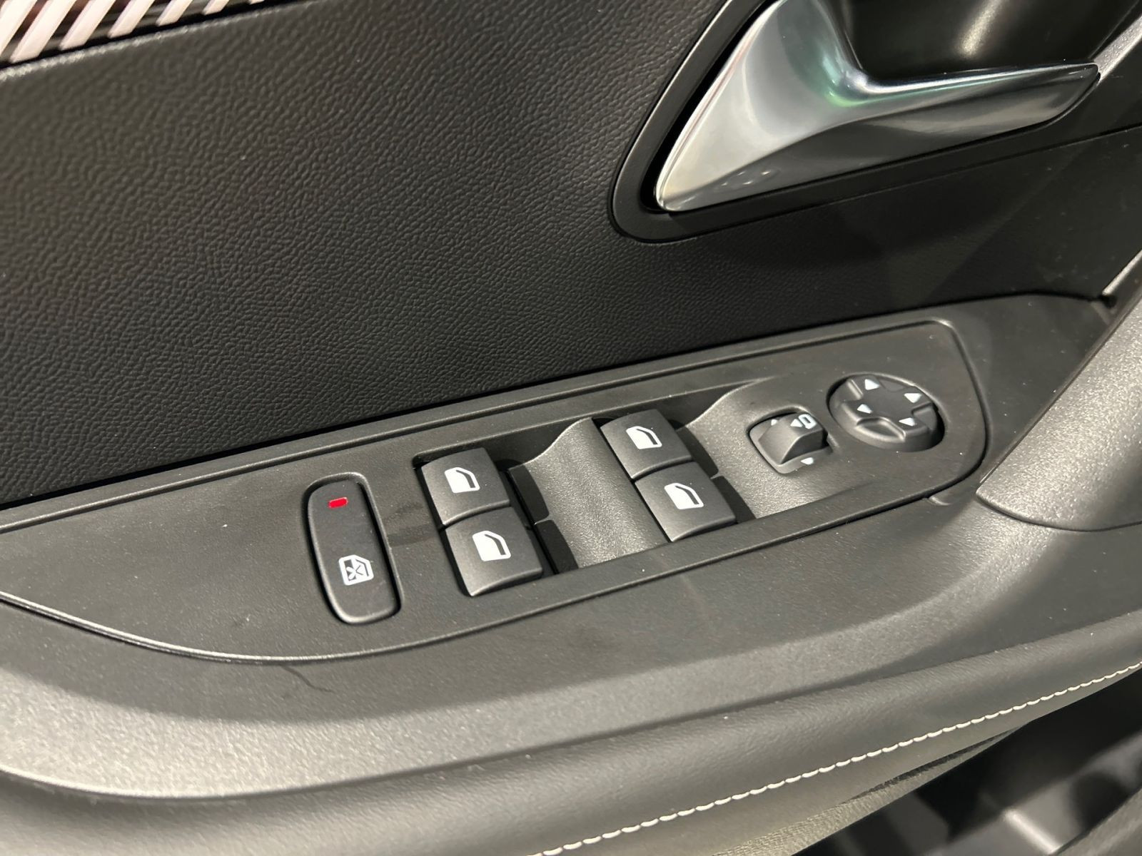 Peugeot 2008 E Allure Elektro 54 kWh 156 *Kamera*SHZ*